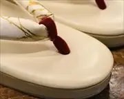 艶消し草履に氷割れ柄花緒　前壷