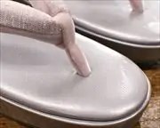 型押しリング草履にシルクラメ福林花緒　前壷