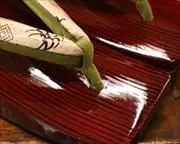 糸春三味舟形に隈取柄福林花緒　前壷