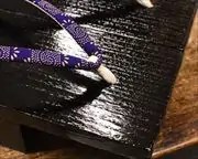 黒捌き真角に爪唐草柄印伝花緒　前壷