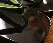 七々子塗り大下方にエナメル花緒　前壷