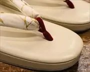 艶消し草履に氷割れ柄花緒　前壷