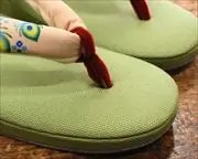 帆布草履に孔雀羽柄花緒　前壷