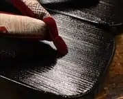 クシ目大千両に金魚柄花緒　前壷