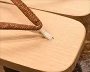大下方に線菊柄印伝花緒　前壷