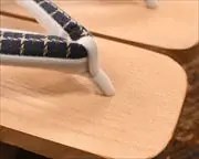 芳町に格子柄花緒　前壷
