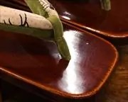 春慶塗芳町に隈取柄福林花緒　前壷