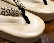 ＥＶＡ草履に蜻蛉柄花緒　前壷