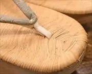 表付き相千両に蜻蛉柄印伝花緒　前壷
