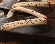 焼き相三味にいろは歌柄花緒　花緒
