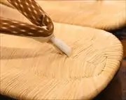 南部表雪駄に交差縞ふすべ印伝花緒　前壷
