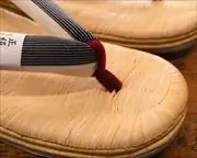 南部表草履に縞柄福林花緒　前壷