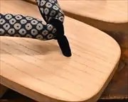 大下方に鹿の子絞り柄花緒　前壷