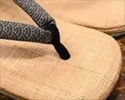ラフィア草履に青海波柄花緒　前壷