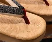 表付き舟形に鮫小紋福林花緒　前壷