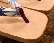 芳町に麻の葉柄花緒　前壷