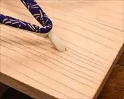 合目柾真角に蜻蛉柄印伝花緒　前壷