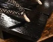 黒捌き相三味に菊菱柄印伝江戸褄花緒　前壷