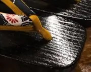 黒捌き相千両に花柄福林花緒　前壷