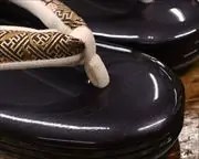 ３分３枚本革草履に名物裂福林花緒　前壷