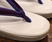 艶消し草履に玉虫色罠一本どっこ花緒　前壷