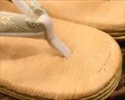 ３の７枚芯南部表草履に名物裂福林花緒　前壷