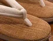 科布草履に正絹錦福林花緒　前壷