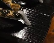 黒捌き相三味に仕立て花緒　前壷