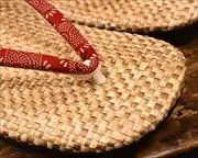 パナマ市松草履に爪唐草柄印伝花緒　前壷