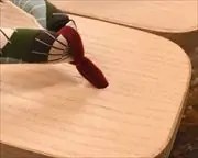 大下方に蛇の目傘柄花緒　前壷