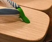 相千両に花柄福林花緒　前壷