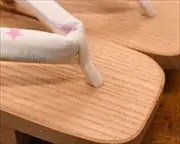 子日光に貝殻柄花緒　前壷