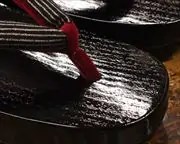 捌き舟形に縞柄内玉花緒　前壷