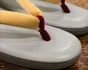 艶消し草履に遠州綿紬花緒　前壷