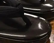 型押しリング草履にジャガード花緒　前壷