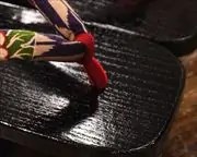 黒捌き芳町に花柄花緒　前壷