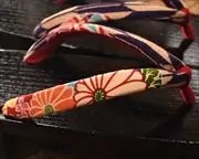 黒捌き芳町に花柄花緒　花緒