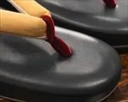 艶消し草履に遠州綿紬花緒　前壷