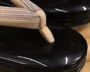 三分三枚本革草履に縞柄正絹福林花緒　前壷