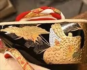 南部表・御所車柄ぽっくりに編み三石花緒　前壷