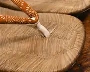 南部烏表雪駄に爪唐草柄印伝花緒　前壷