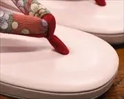 艶消し草履に花柄花緒　前壷