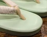 艶消し草履に柄入り罠花緒　前壷