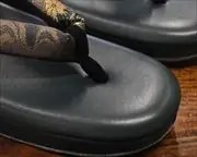 艶消し草履に扇柄金襴花緒　前壷
