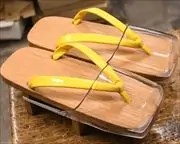 日和下駄にエナメル花緒