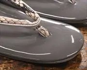直付け草履にニシキヘビ革花緒　前壷