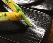 捌き大右近にトウモロコシ柄花緒　前壷