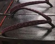 クシ目大下方に小桜柄印伝花緒　花緒