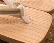 柾芳町に縞柄野蚕糸花緒　前壷