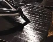 捌き大角に黒エナメル花緒　前壷